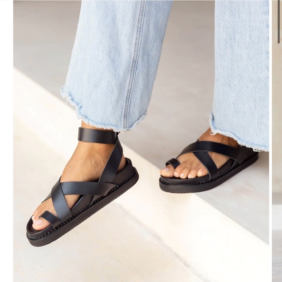 Liberté sustainable leather black sandals. Size 6 - Picture 3 of 6